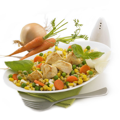 Des légumes croquants et colorés, parfumés au citron et au basilic, font de cette salade de poulet un délicieux moment de fraicheur.