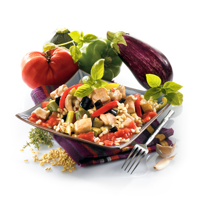 Invitez le soleil du midi à votre table! Tomates, poivrons verts, courgettes, aubergines frites se fondent dans une farandole de légumes colorés. Une jolie façon de goûter la Provence!